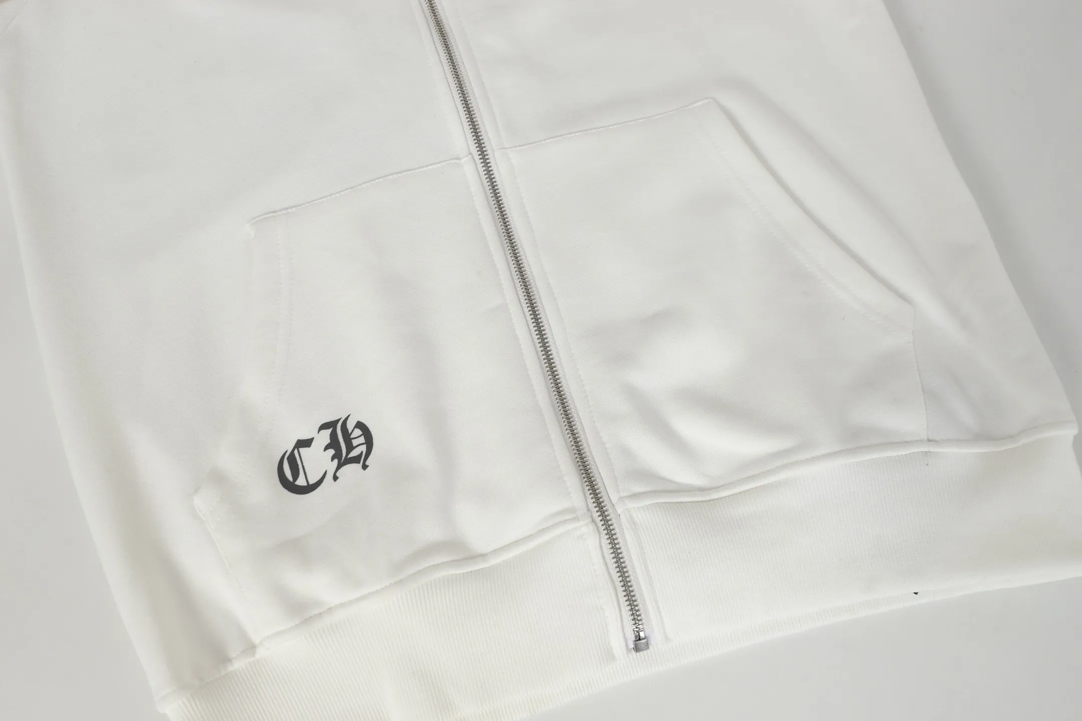 P240 Cross-border model, please do not place an order if you are pursuing quality -Chrome Hearts/Chrome Hearts 25ss Hong Kong Limited Scroll Horseshoe Print Zipper Sweater Cardigan Jacket -High weight, high density and high quality. The wool is soft, delicate and skin-friendly. It feels soft and silky. It has excellent warmth and skin-friendly properties. -Size: S M L XL